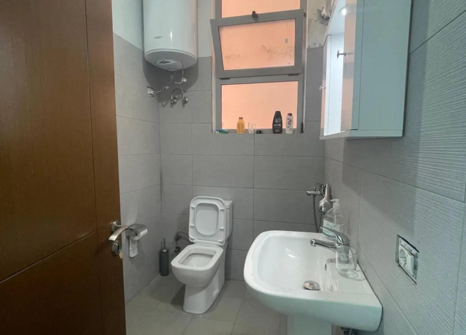 Bajovah Apartments & Restaurant Tirana 0*,  Albania